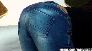 Nothing hotter than a round ass in a pair of tight jeans - porn video