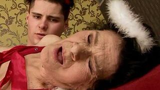 Amateur mature granny drilled hard - porn video